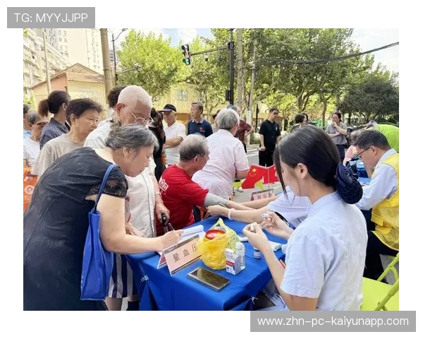 哈兰德被拍到在社区医务所排队接受义诊，低调又真实